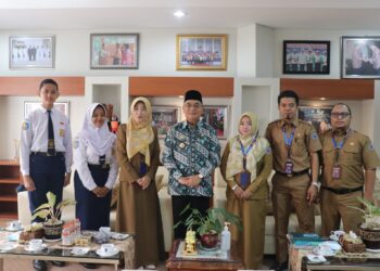 BUPATI HSS TERIMA KUNJUNGAN DARI SMPN 1 KANDANGAN