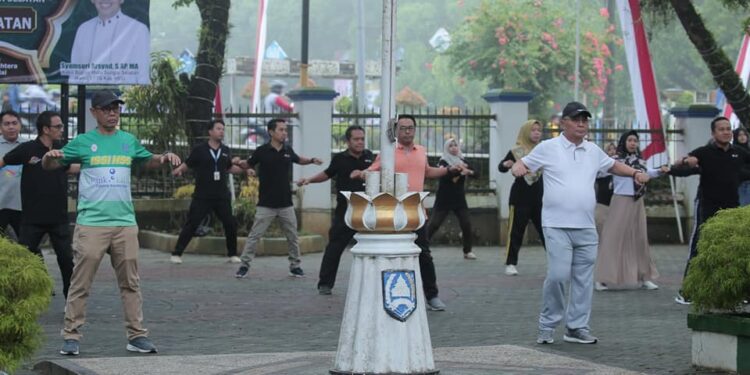BUPATI HSS H. ACHMAD FIKRY PRAKTIKKAN GAYA HIDUP SEHAT DENGAN JALAN KAKI DAN SENAM DI HALAMAN SEKRETARIAT DAERAH KAB. HSS.