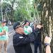 BUPATI HSS BERSAMA PECINTA ANGGREK INDONESIA HIASI POHON DI SEPANJANG JALAN NUSA INDAH DENGAN PULUHAN ANGGREK