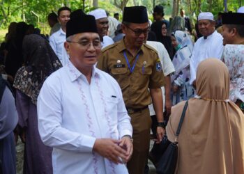 BUPATI HSS HADIRI PROSESI PEMAKAMAN ALMARHUMAH HJ. MARDIANA BINTI H. MAKSUM
