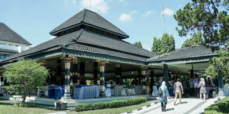 TINGKATKAN WAWASAN SDM, PEMKAB HSS STUDI TIRU KE PEMKAB SLEMAN