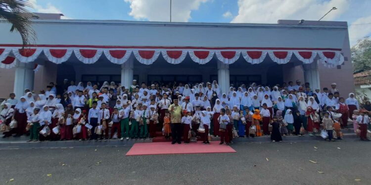 GELAR PERINGATAN 10 MUHARAM, PEMKAB HSS SANTUNI RATUSAN ANAK YATIM/YATIM PIATU