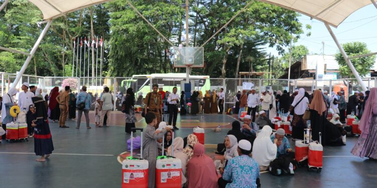 TANGIS HARU BAHAGIA WARNAI KEDATANGAN JEMAAH HAJI KLOTER 16 DI KANDANGAN