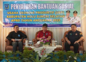 TERUS TINGKATKAN KESEJAHTERAAN MASYARAKAT, BUPATI HSS SERAHKAN BANSOS USAHA EKONOMI PRODUKTIF