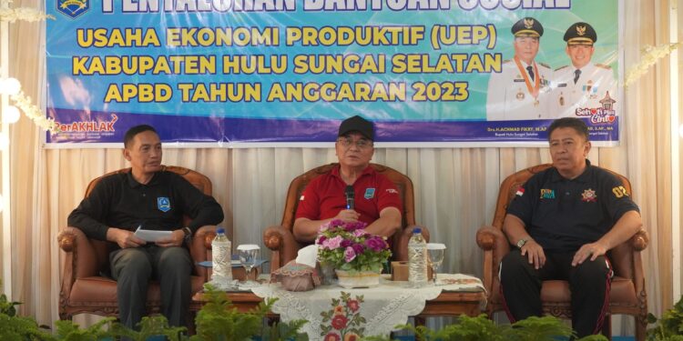 TERUS TINGKATKAN KESEJAHTERAAN MASYARAKAT, BUPATI HSS SERAHKAN BANSOS USAHA EKONOMI PRODUKTIF