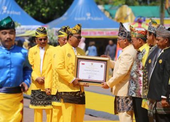 HADIRI PUNCAK HARI JADI PROVINSI, BUPATI HSS BOYONG PENGHARGAAN TERBAIK SE-KALSEL