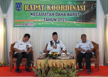 BERIKAN PEMBINAAN DI KECAMATAN DAHA BARAT, BUPATI HSS INGIN PEMERINTAH MAKSIMAL MELAYANI MASYARAKAT