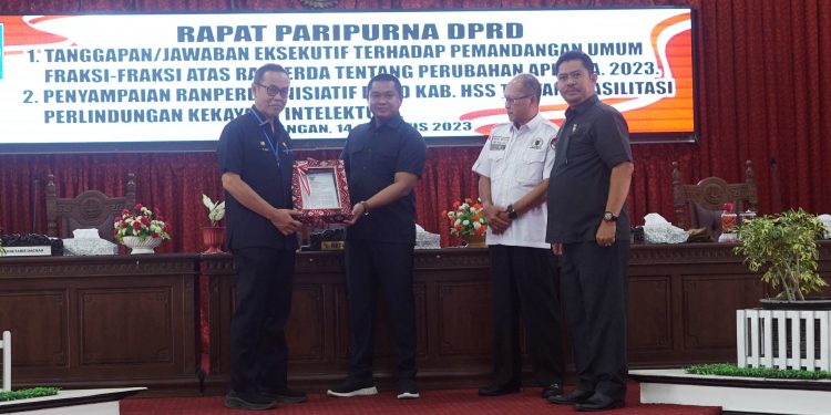 WAKILI BUPATI, SEKDA TANGGAPI PANDANGAN UMUM FRAKSI DPRD HSS TENTANG RANPERDA PERUBAHAN APBD 2023