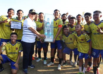 SAKSIKAN LAGA FINAL TURNAMEN SEPAK BOLA GALA DESA BAMBAN, BUPATI HSS SERAHKAN PIALA DAN UANG PEMBINAAN BAGI JUARA TURNAMEN