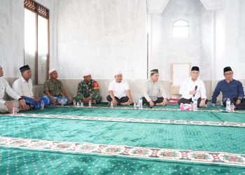 INGIN TINGKATKAN KUALITAS TEMPAT IBADAH, BUPATI HSS SERAHKAN DANA HIBAH UNTUK LANGGAR DARUSSYFA