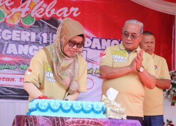 BUPATI HSS SALING BERTUKAR SAPA BERSAMA PARA ALUMNI PADA PUNCAK PERINGATAN HUT SMAN 1 KADANGAN