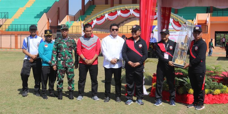 RIBUAN GURU PADATI STADION 2 DESEMBER IKUTI PEMBUKAAN PORSENI VII PGRI HSS TAHUN 2023