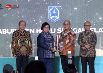 DINILAI CAKAP PERBAIKI KUALITAS LINGKUNGAN HIDUP DI DAERAH, BUPATI HSS TERIMA PENGHARGAAN GREEN LEADERSHIP “NIRWASITA TANTRA”