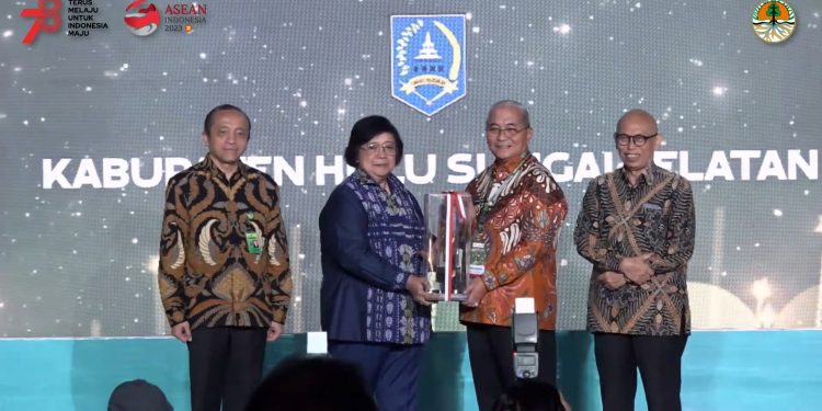 DINILAI CAKAP PERBAIKI KUALITAS LINGKUNGAN HIDUP DI DAERAH, BUPATI HSS TERIMA PENGHARGAAN GREEN LEADERSHIP “NIRWASITA TANTRA”