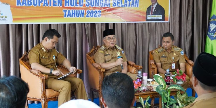 BUPATI HSS BERIKAN PEMBINAAN DI RAKOR KECAMATAN DAHA SELATAN
