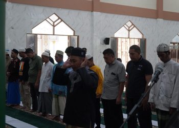 BUPATI HSS BESERTA JAJARAN LAKSANAKAN SHOLAT ASHAR DI MASJID AL-ETTIDAH LOKSADO
