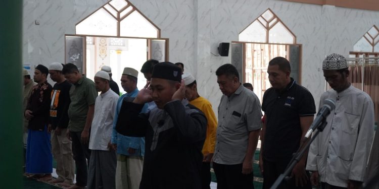 BUPATI HSS BESERTA JAJARAN LAKSANAKAN SHOLAT ASHAR DI MASJID AL-ETTIDAH LOKSADO