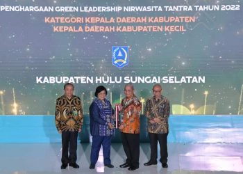 BUPATI HSS TERIMA PENGHARGAAN GREEN LEADERSHIP NIRWASITA TANTRA