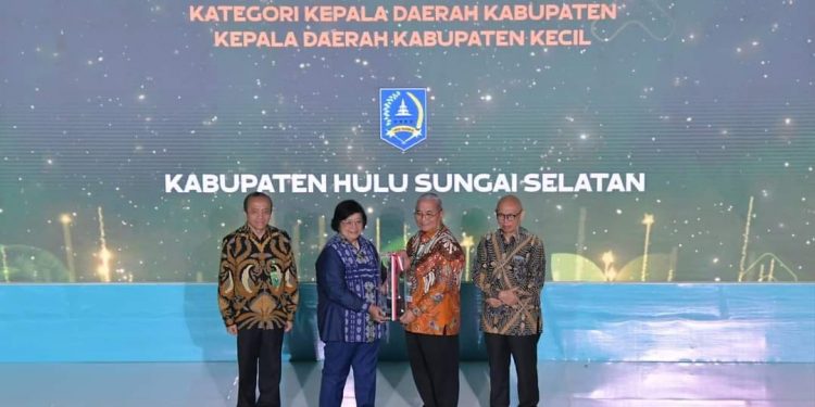 BUPATI HSS TERIMA PENGHARGAAN GREEN LEADERSHIP NIRWASITA TANTRA