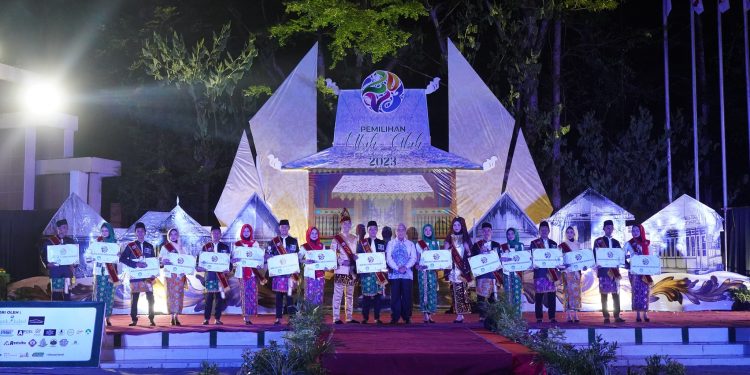 BUPATI HSS H. ACHMAD FIKRY, MEMERIAHKAN GRAND FINAL UTUH ALUH HULU SUNGAI SELATAN 2023