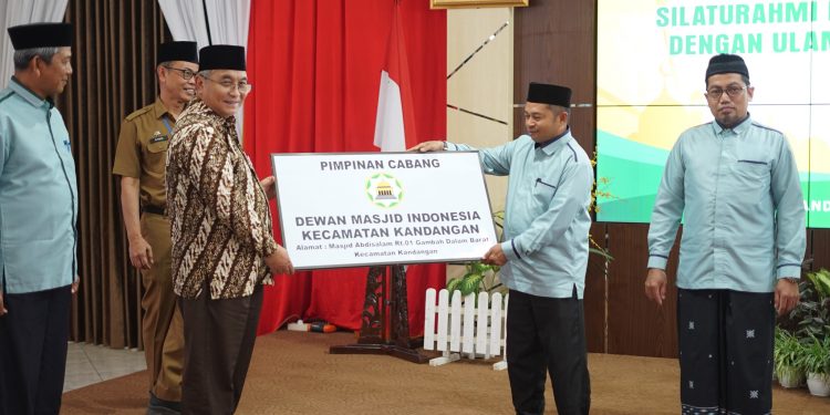 HARMONI RELIGIUS: BUPATI HSS HADIRI PENGUKUHAN DMI KECAMATAN SAMBIL SILATURAHMI DENGAN ALIM ULAMA DAN TOKOH MASYARAKAT