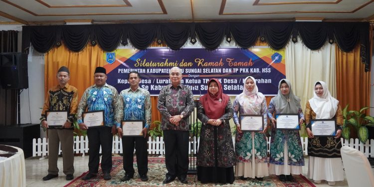 SILAHTURAHMI DENGAN KEPALA DESA/LURAH DAN KETUA TP PKK DESA/KELURAHAN SE-KABUPATEN HSS, BUPATI HSS APRESIASI PERAN PENTING KEPALA DESA/LURAH DALAM PEMBANGUNAN TINGKAT DESA/KELURAHAN