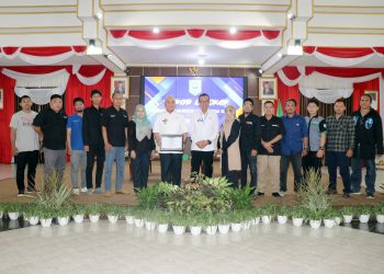 H. ACHMAD FIKRY TERIMA PENGHARGAAN DARI WARTAWAN SAAT PIMPIN RAKOR BULANAN TERAKHIR DI MASA JABATANNYA SEBAGAI BUPATI HSS