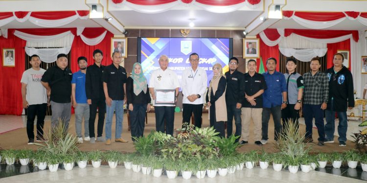 H. ACHMAD FIKRY TERIMA PENGHARGAAN DARI WARTAWAN SAAT PIMPIN RAKOR BULANAN TERAKHIR DI MASA JABATANNYA SEBAGAI BUPATI HSS