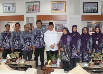 BUPATI TERIMA PENGHARGAAN DARI MUKISI SEBAGAI KEPALA DAERAH YANG KONSISTEN DENGAN PELAYANAN SYARIAH DI RSUD