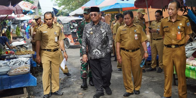 BUPATI HSS BERSAMA FORKOPIMDA DAN TPID HSS PANTAU KETERSEDIAAN DAN HARGA PASAR.