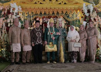 BUPATI HSS DAN ISTRI HADIRI WALIMAH PERKAWINAN DEDY & DITA DI KABUPATEN TAPIN.