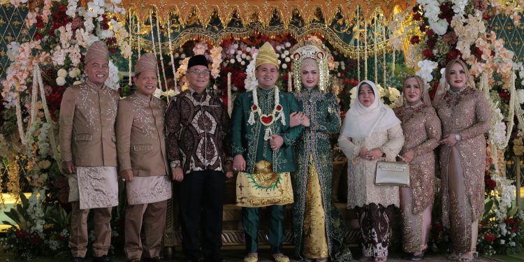BUPATI HSS DAN ISTRI HADIRI WALIMAH PERKAWINAN DEDY & DITA DI KABUPATEN TAPIN.