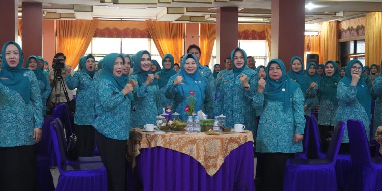 KETUA TP. PKK KAB HSS DAN WAKIL KETUA TP. PKK KAB HSS HADIRI PERTEMUAN 4 BULANAN PKK SE KALSEL