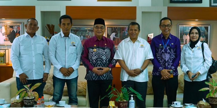 PERERAT SILATURAHMI DAN KERJASAMA, BUPATI HSS TERIMA KUNJUNGAN PENGURUS KAMAR DAGANG DAN INDUSTRI (KADIN) HSS.