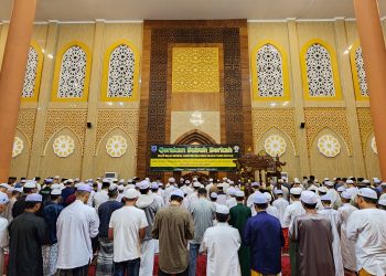 SHOLAT SUBUH PERDANA PEMKAB HSS DI MASJID NURUL HIDAYAH DI LINGKUNGAN ISLAMIC CENTER KH.DARHAM HIDAYAT