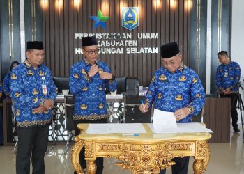 DUKUNG PENYELENGGARAAN KEARSIPAN DAN IMPLEMENTASI SRIKANDI, BUPATI HSS SAKSIKAN PENANDATANGANAN PAKTA INTEGRITAS