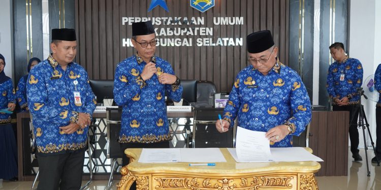 DUKUNG PENYELENGGARAAN KEARSIPAN DAN IMPLEMENTASI SRIKANDI, BUPATI HSS SAKSIKAN PENANDATANGANAN PAKTA INTEGRITAS