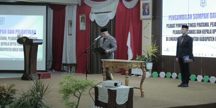 BUPATI HSS MELANTIK SEJUMLAH PEJABAT MENJELANG AKHIR MASA JABATANNYA