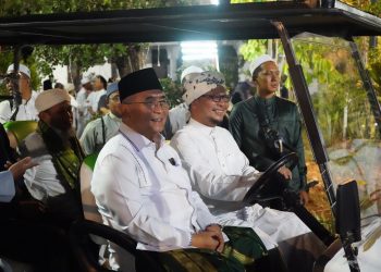 RATUSAN SANTRI HANTARKAN BUPATI MENUJU KEDIAMAN PRIBADI
