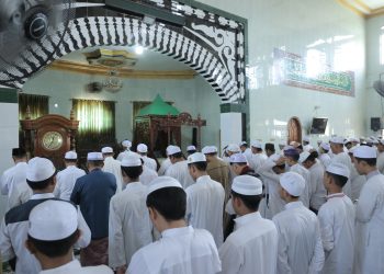 PJ. BUPATI HSS MENJALIN KEDEKATAN DENGAN MASYARAKAT MELALUI SHOLAT JUM’AT BERJAMAAH DI MASJID ARRAUDAH KANDANGAN