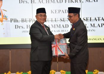 AKHIRI MASA JABATAN SEBAGAI BUPATI H. ACHMAD FIKRY SERAHKAN KOMANDO KEPADA SEKDA SEBAGAI PLH. BUPATI HSS