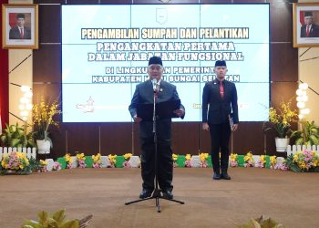 LAKSANAKAN KEWAJIBAN, BUPATI HSS LANTIK DAN AMBIL SUMPAH JABATAN STRUKTURAL DAN FUNGSIONAL DI LINGKUNGAN PEMERINTAH KABUPATEN HSS