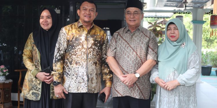 AWALI KEGIATAN AKHIR PEKAN PJ. BUPATI HSS LAKUKAN KUNJUNGAN SILATURRAHMI KE KEDIAMAN H. ACHMAD FIKRY