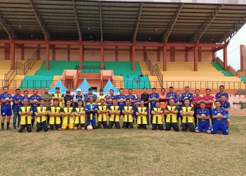 KESERUAN TENDANGAN PERTAMA: PJ. BUPATI HSS HERMANSYAH BUKA PERTANDINGAN PERSAHABATAN SEPAKBOLA DENGAN SEMANGAT