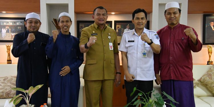 PJ. BUPATI TERIMA PANITIA HARI SANTRI