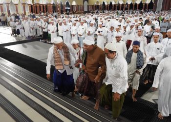 PERINGATI MAULID NABI MUHAMMAD SAW  PELATARAN MASJID NURUL HIDAYAH ISLAMIC CENTER KH. DARHAM HIDAYAT KABUPATEN HULU SUNGAI SELATAN DI PADATI RATUSAN JAMA’AH