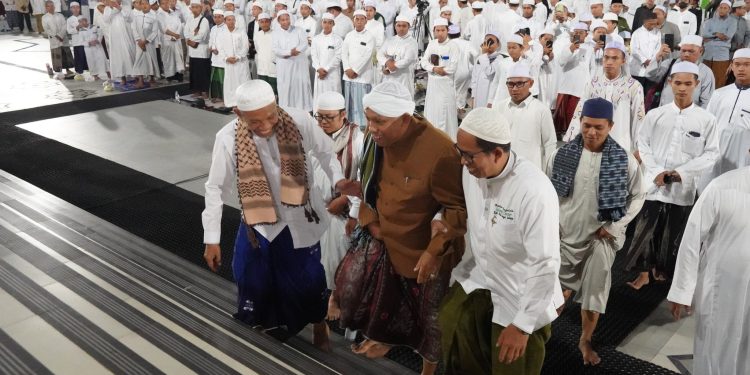 PERINGATI MAULID NABI MUHAMMAD SAW  PELATARAN MASJID NURUL HIDAYAH ISLAMIC CENTER KH. DARHAM HIDAYAT KABUPATEN HULU SUNGAI SELATAN DI PADATI RATUSAN JAMA’AH