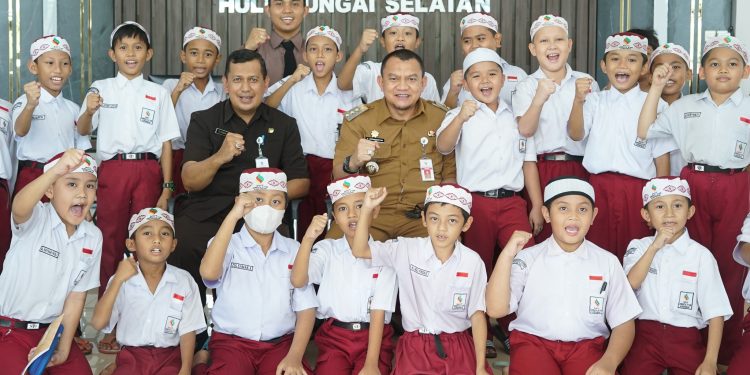 PENJABAT BUPATI HULU SUNGAI SELATAN KUNJUNGI PERPUSTAKAAN DAN KEARSIPAN DALAM UPAYA MEMPERKAYA PENGETAHUAN DAN MEMPERTAHANKAN SEJARAH DAERAH