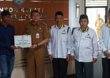 BUKTI PERHATIAN DAN KESERIUSAN TERHADAP KESEJAHTERAAN MASYARAKAT, PJ BUPATI HSS DAN BAZNAS HSS SERAHKAN BANTUAN RUMAH LAYAK HUNI.