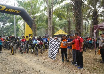RATUSAN PESERTA DARI BERBAGAI KAB/KOTA IKUTI SEPEDA GUNUNG DENGKUL SEHAT 2023